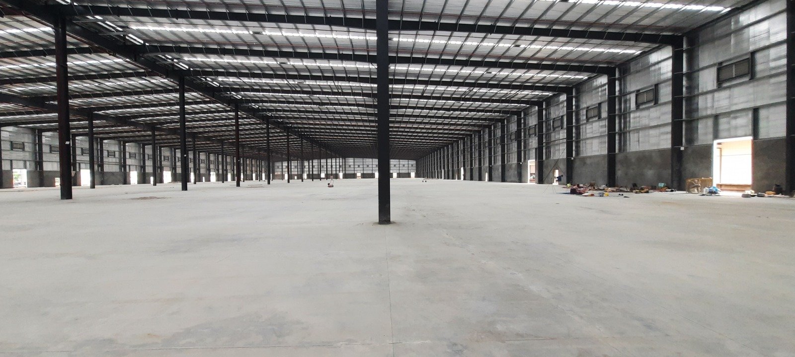 Spacious column-free warehouse floor